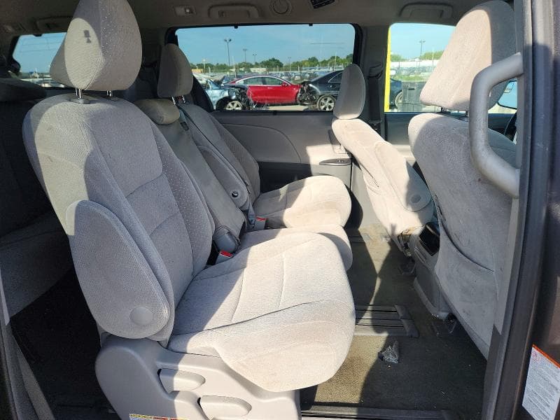 2017 TOYOTA SIENNA 11