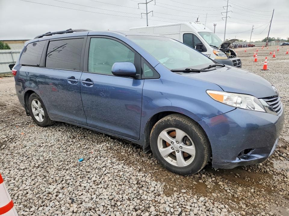 2017 TOYOTA SIENNA LE 4