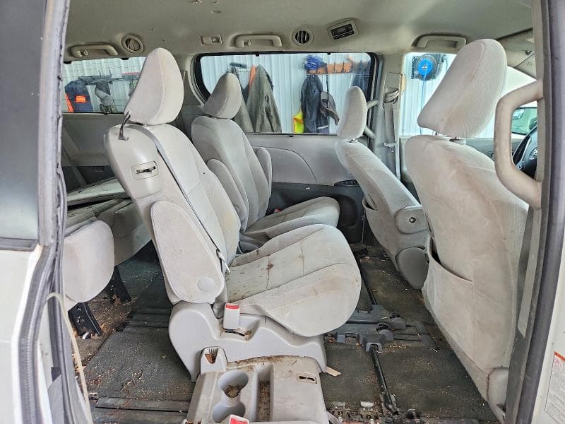 2017 TOYOTA SIENNA LE 11