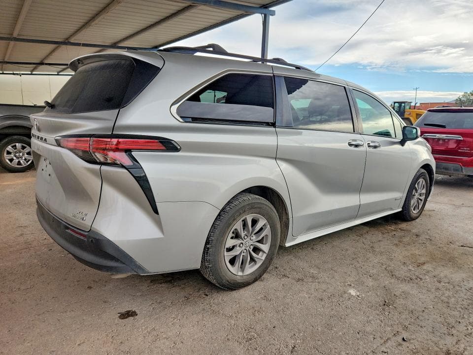 2021 TOYOTA SIENNA XLE 3