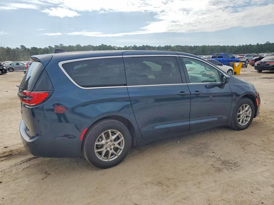 2023 CHRYSLER PACIFICA TOURING L 3