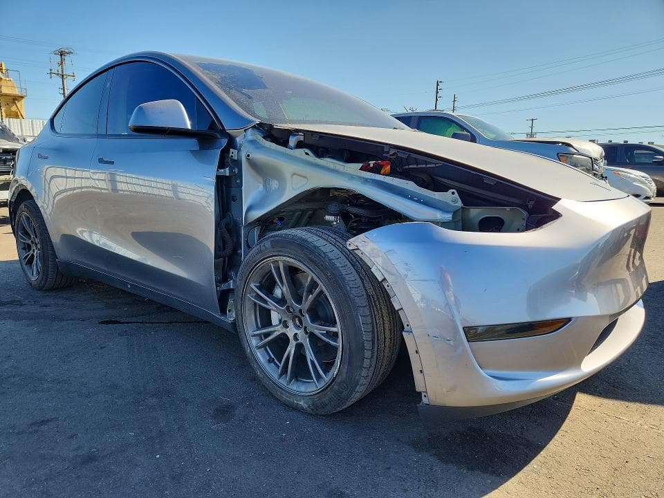 2025 TESLA MODEL Y 4