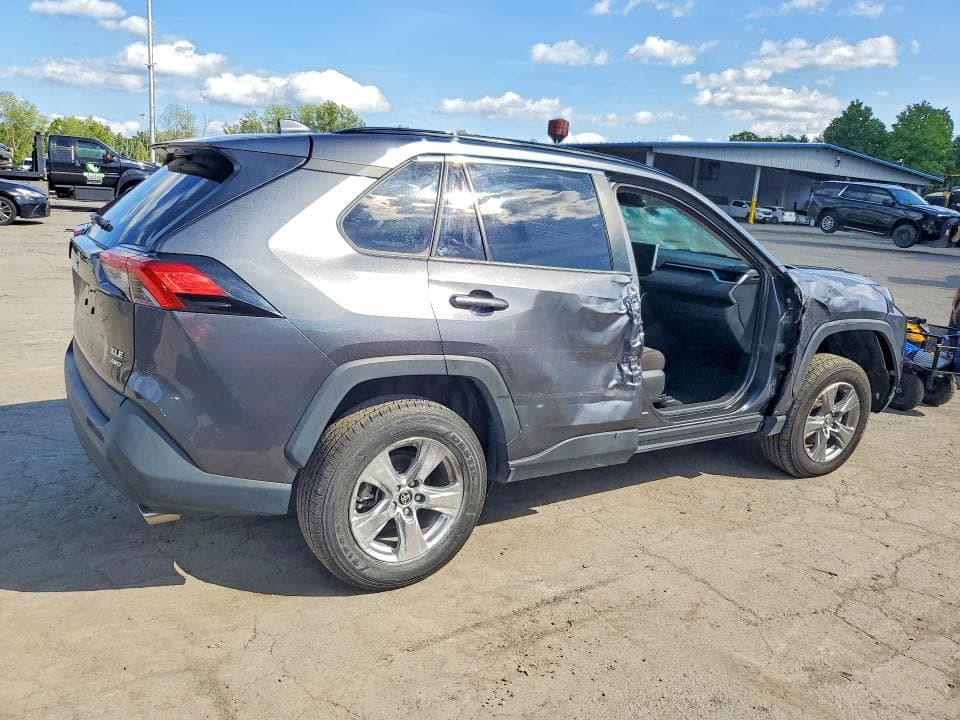 2023 TOYOTA RAV4 XLE 3
