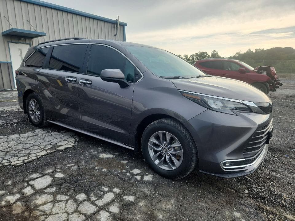 2024 TOYOTA SIENNA XLE 4