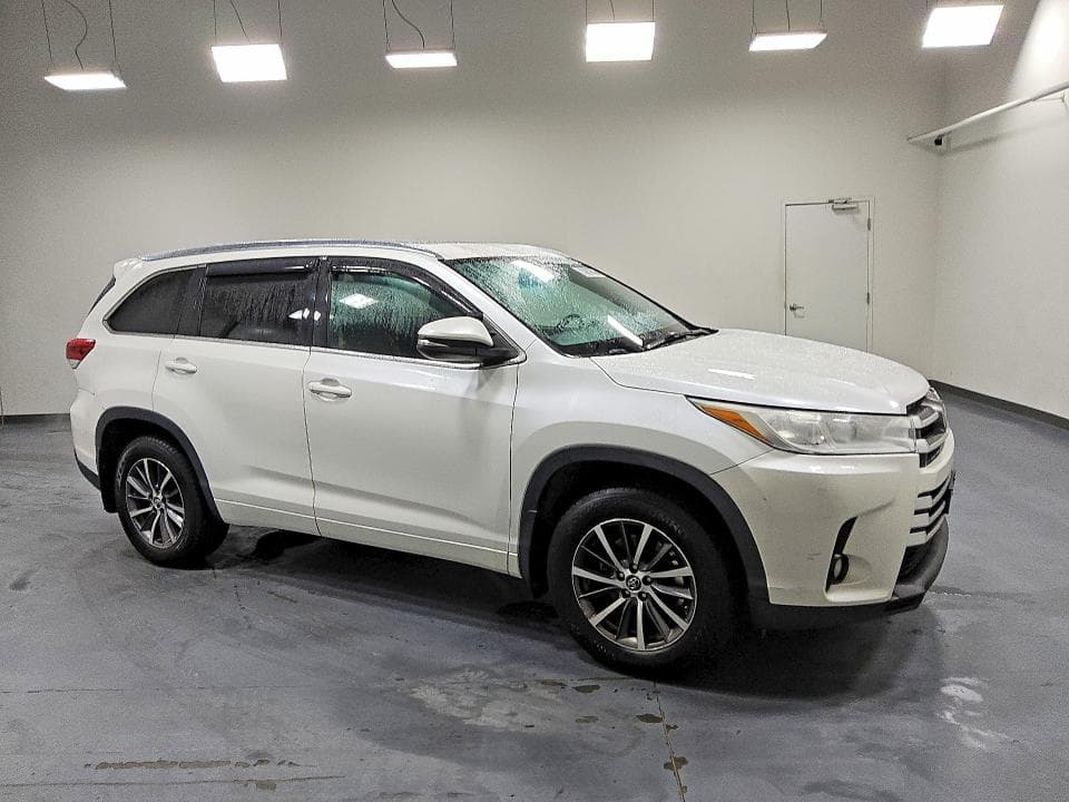 2017 TOYOTA HIGHLANDER XLE 4