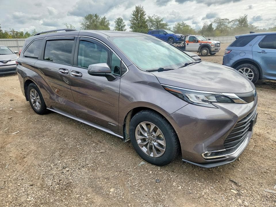 2021 TOYOTA SIENNA XLE 4
