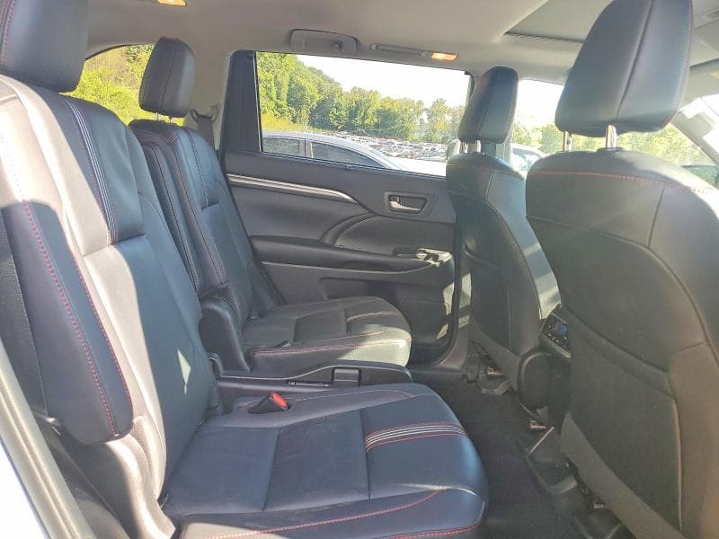 2019 TOYOTA HIGHLANDER SE 11