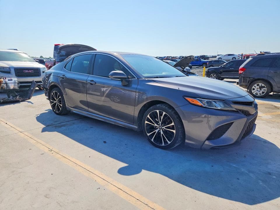 2018 TOYOTA CAMRY SE 4