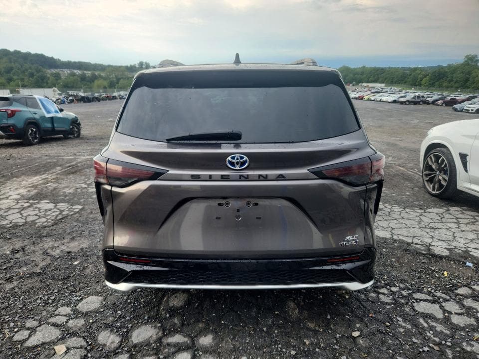 2024 TOYOTA SIENNA XLE 6