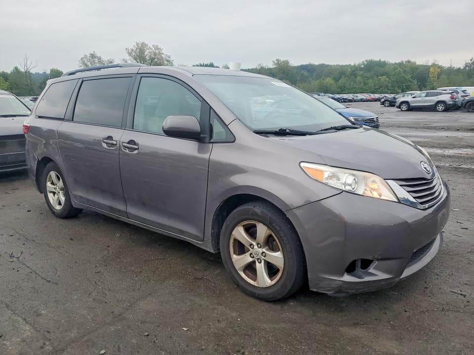 2017 TOYOTA SIENNA LE 4