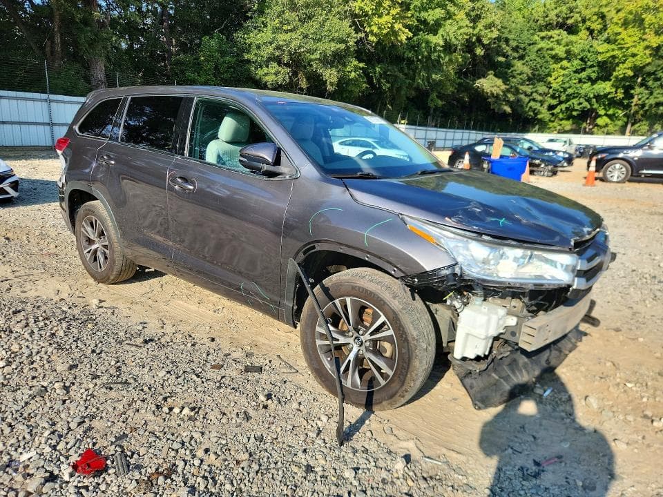 2017 TOYOTA HIGHLANDER LE 4