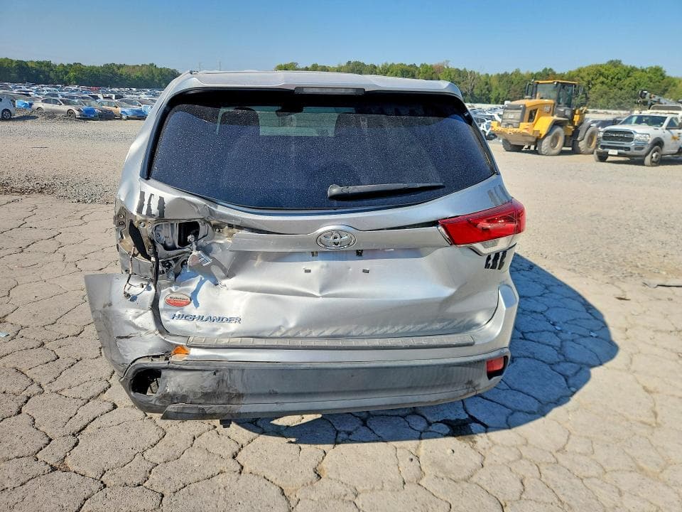 2017 TOYOTA HIGHLANDER LE 6