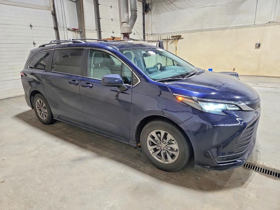 2024 TOYOTA SIENNA LE 4