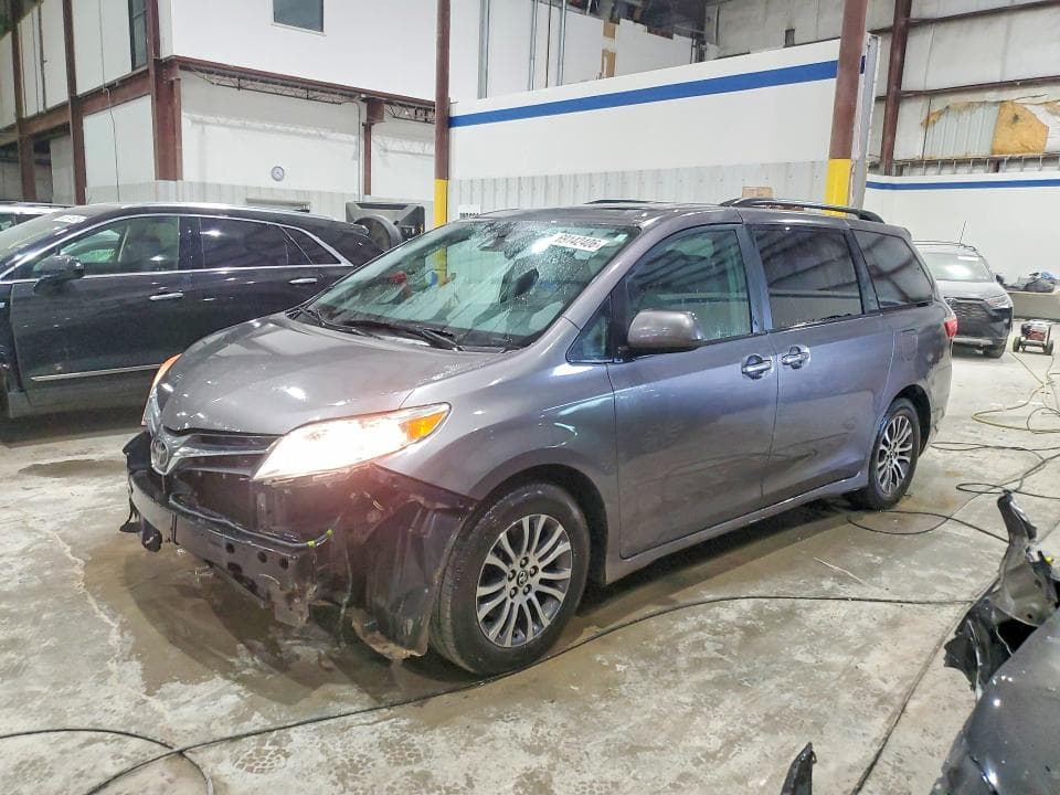 2018 TOYOTA SIENNA XLE 8-PASSENGER