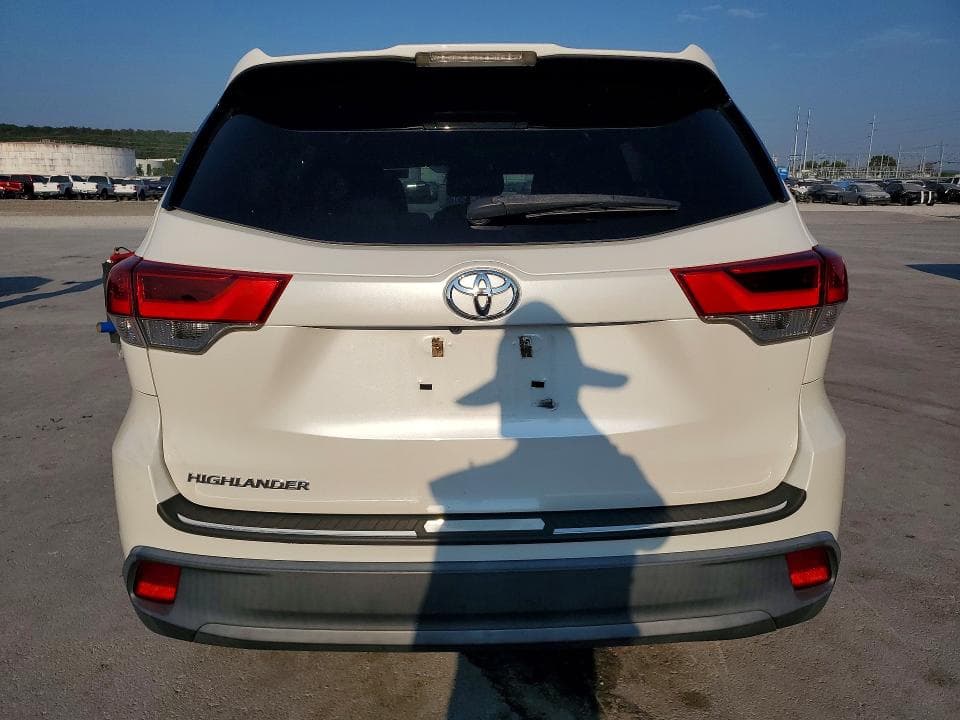 2019 TOYOTA HIGHLANDER LE 6