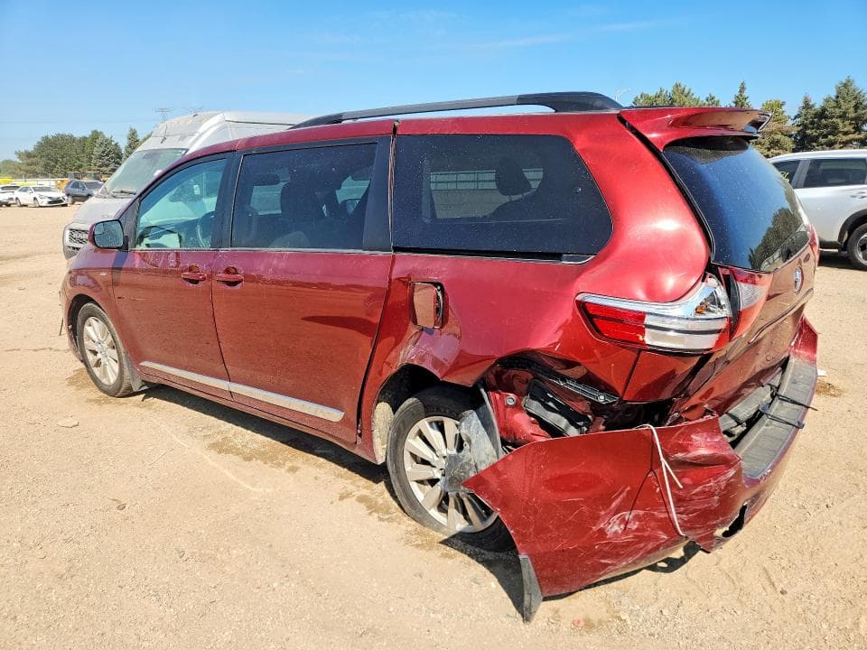 2017 TOYOTA SIENNA LE 2
