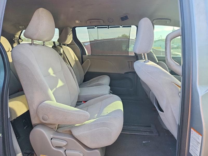 2020 TOYOTA SIENNA LE 11