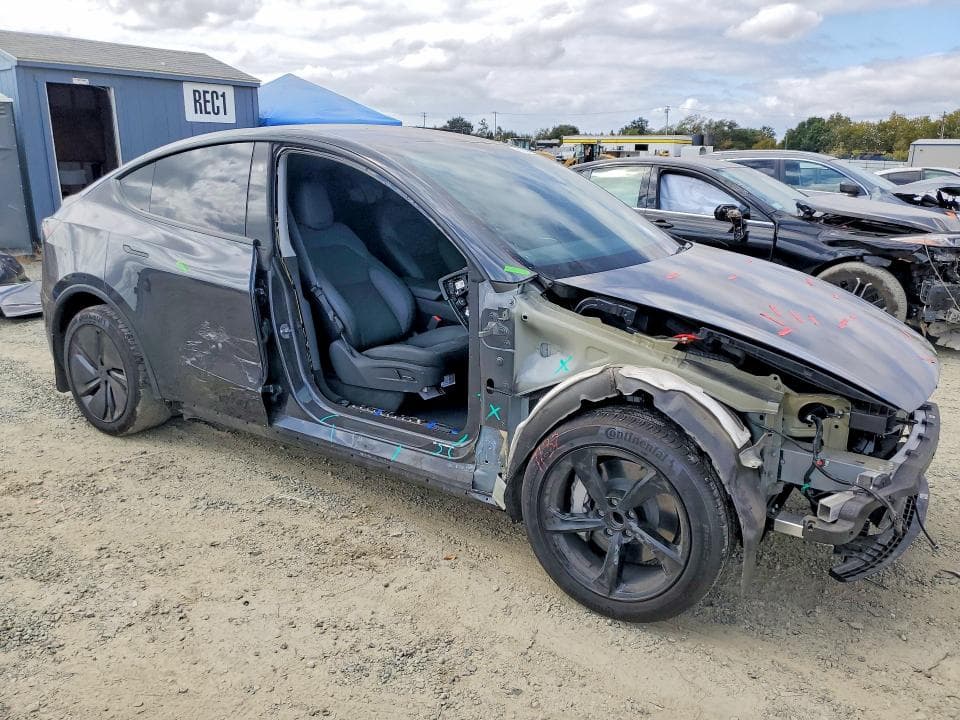 2026 TESLA MODEL Y 4