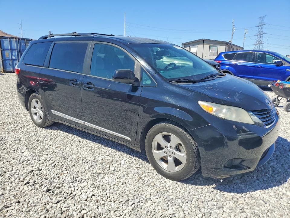 2017 TOYOTA SIENNA LE 4