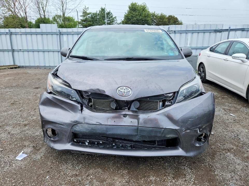 2017 TOYOTA SIENNA SE 5