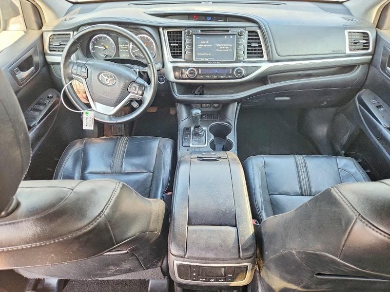 2017 TOYOTA HIGHLANDER SE 8