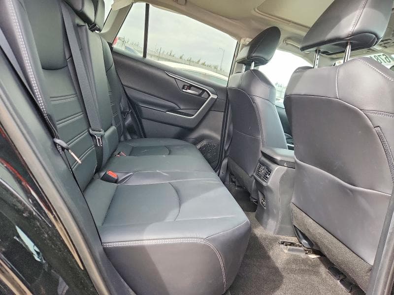 2020 TOYOTA RAV4 XLE 11