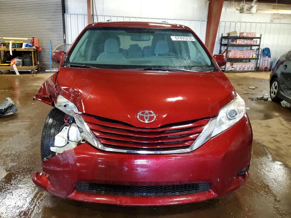 2017 TOYOTA SIENNA LE 5