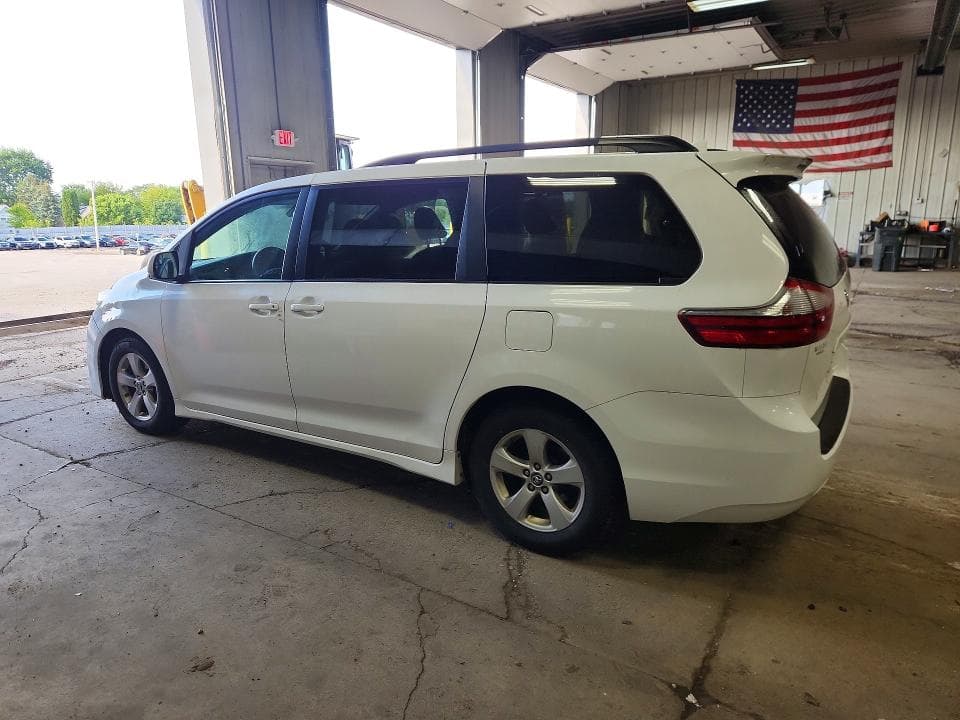 2018 TOYOTA SIENNA LE 2