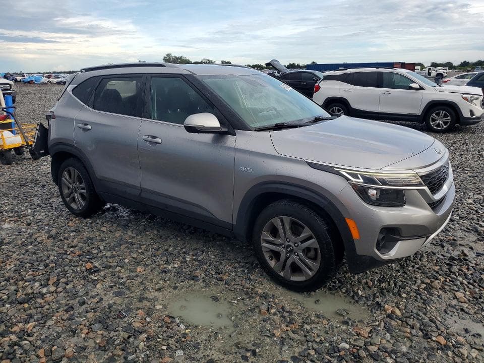 2021 KIA SELTOS S 4