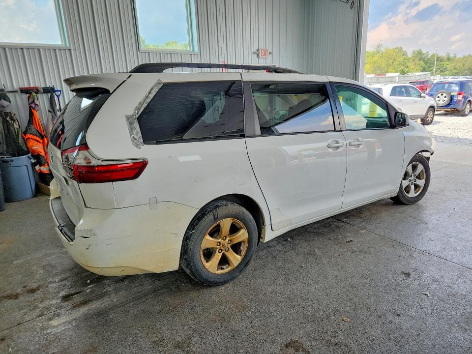 2017 TOYOTA SIENNA LE 3