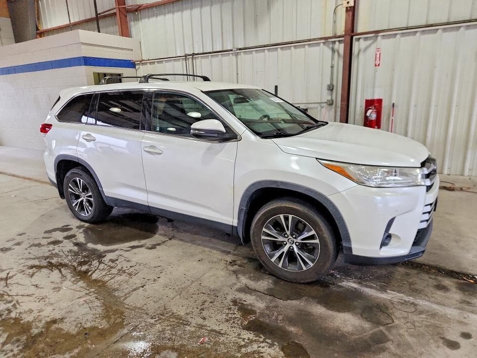 2019 TOYOTA HIGHLANDER LE 4