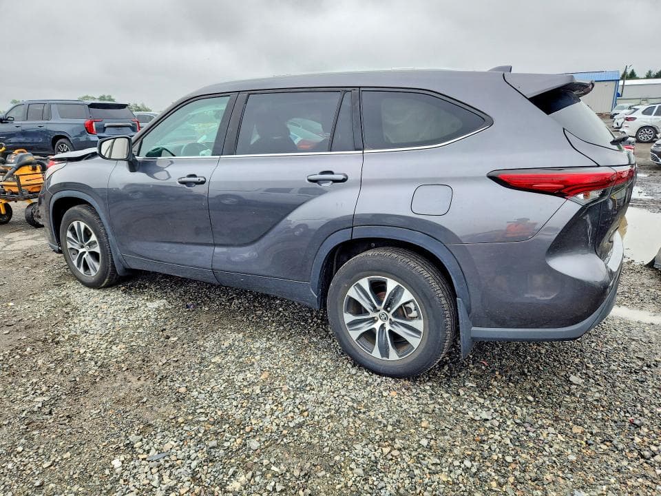 2022 TOYOTA HIGHLANDER XLE 2