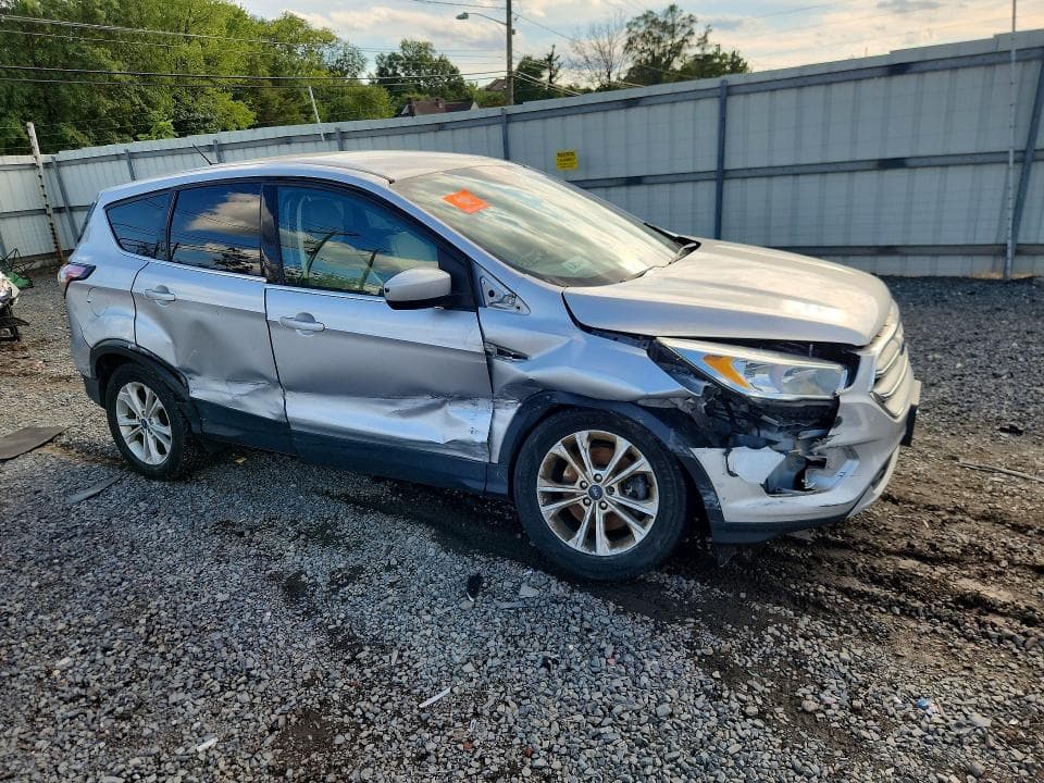 2017 FORD ESCAPE SE 4