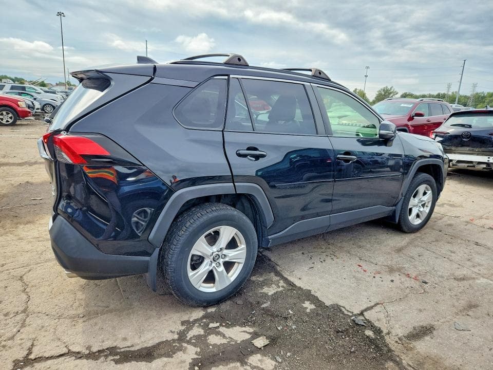 2019 TOYOTA RAV4 XLE 3