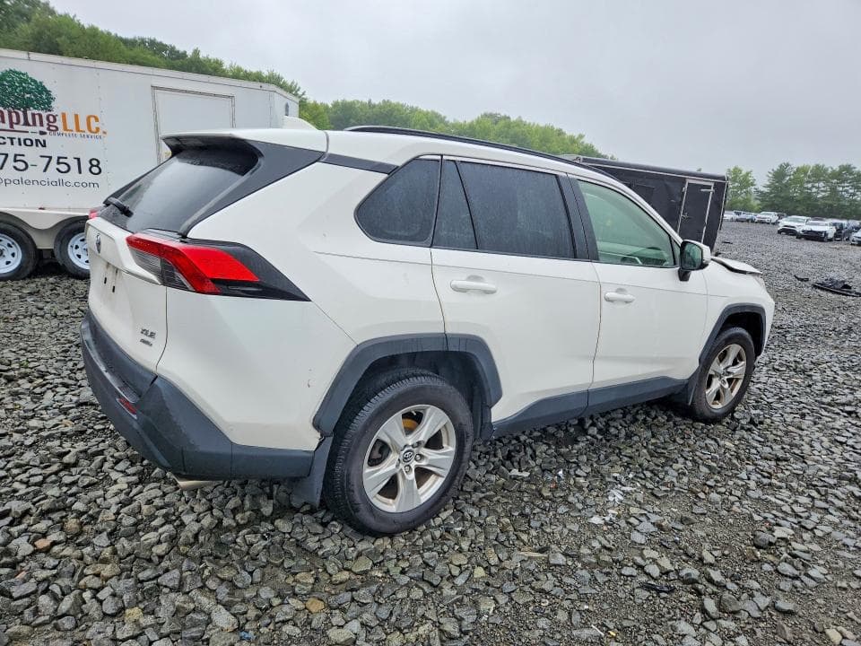 2019 TOYOTA RAV4 XLE 3