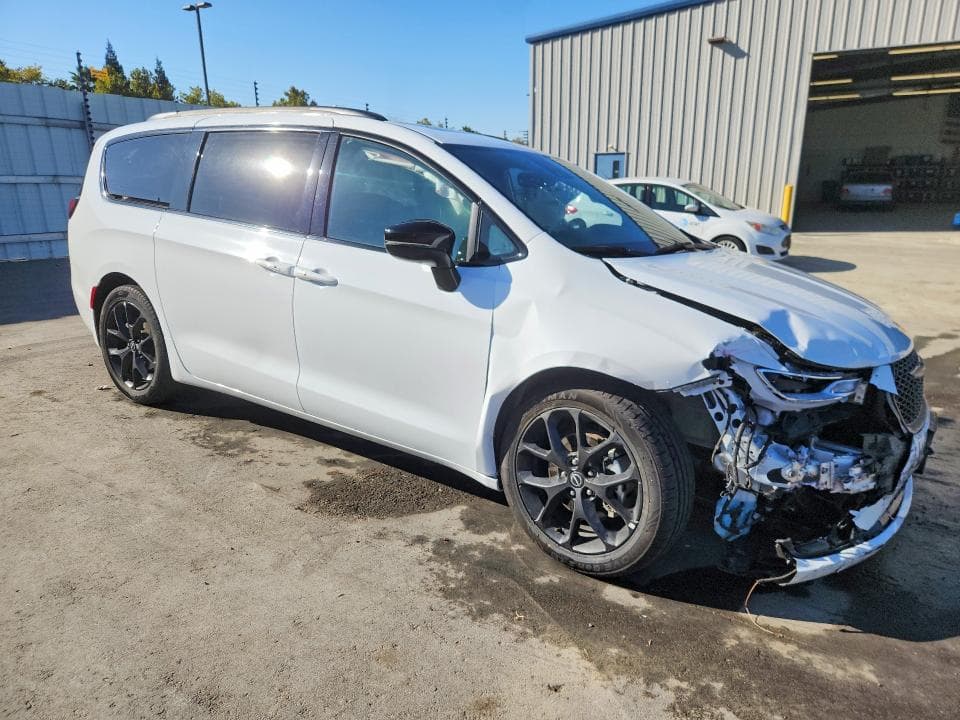 2025 CHRYSLER PACIFICA LIMITED 4