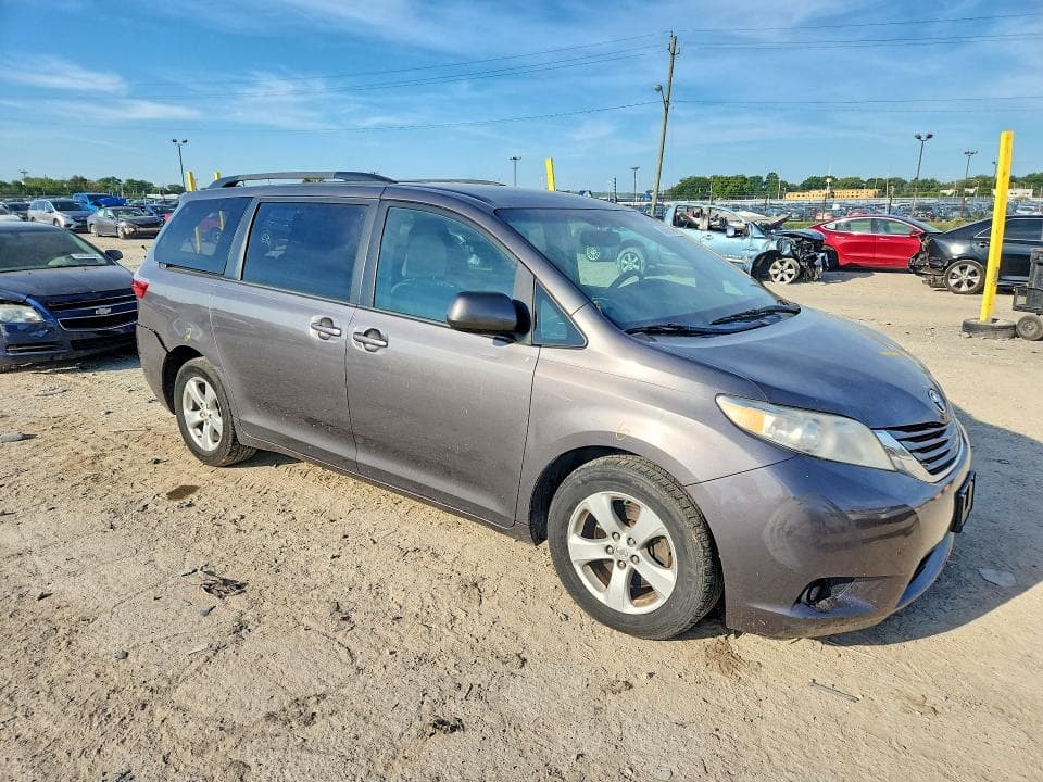 2017 TOYOTA SIENNA 4