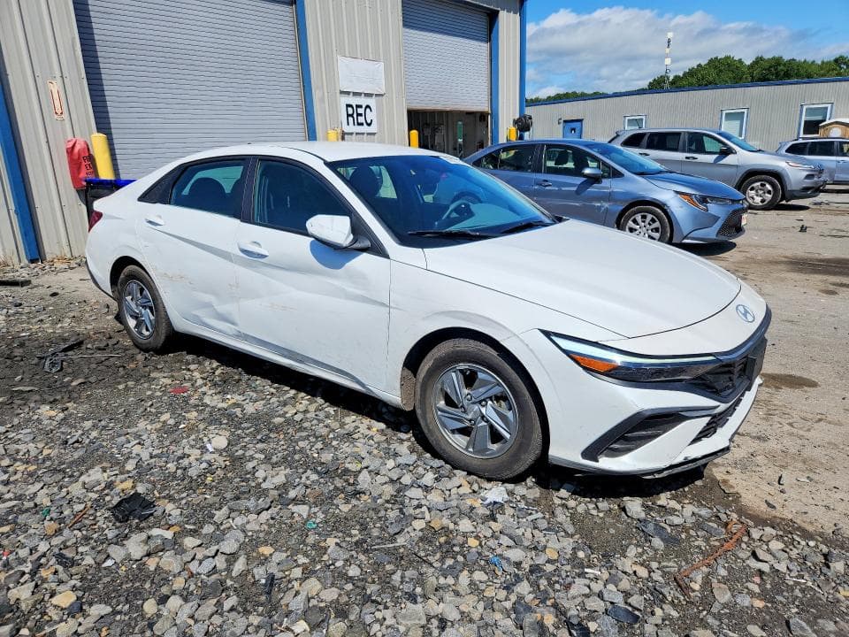 2024 HYUNDAI ELANTRA SE 4