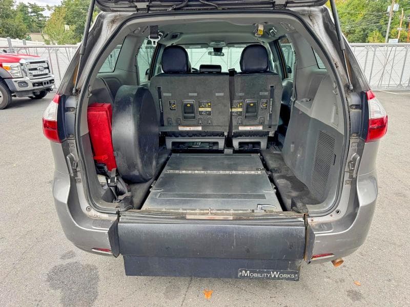 2018 TOYOTA SIENNA L 10