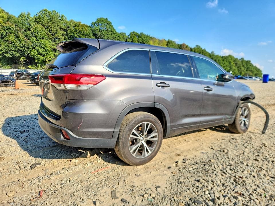 2017 TOYOTA HIGHLANDER LE 3