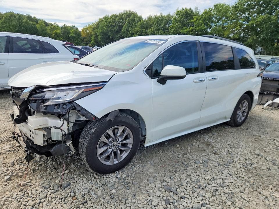2022 TOYOTA SIENNA XLE