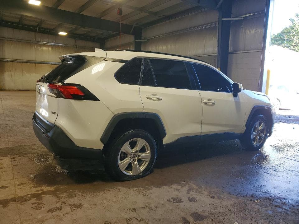 2021 TOYOTA RAV4 XLE 3