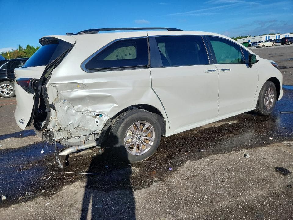 2023 TOYOTA SIENNA XLE 3