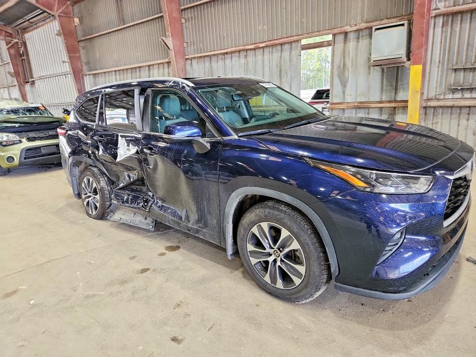 2023 TOYOTA HIGHLANDER XLE 4