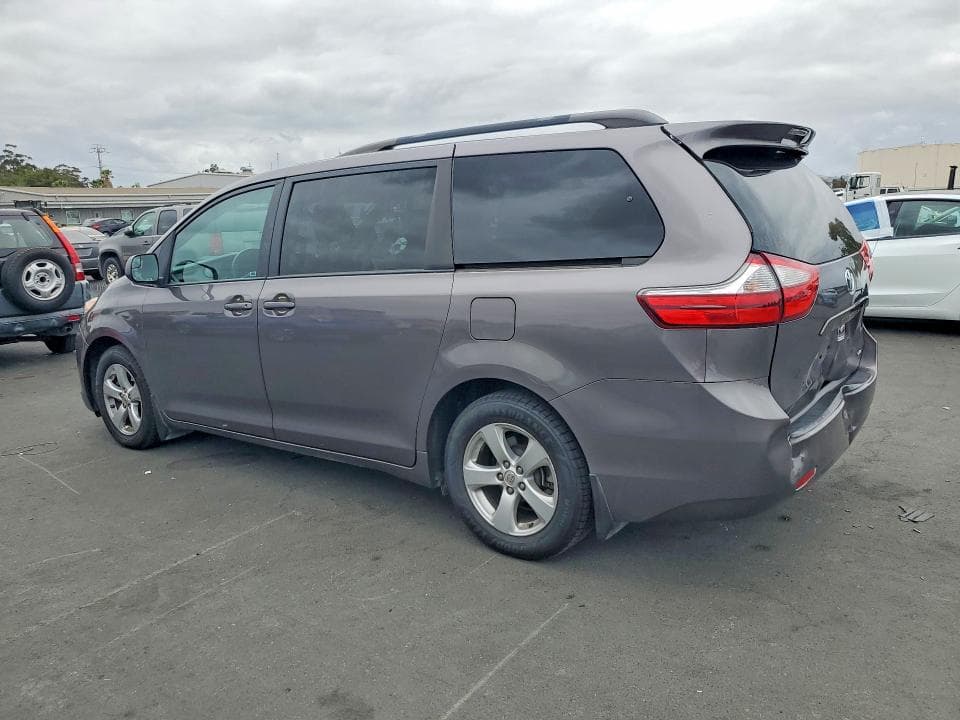 2017 TOYOTA SIENNA LE 2