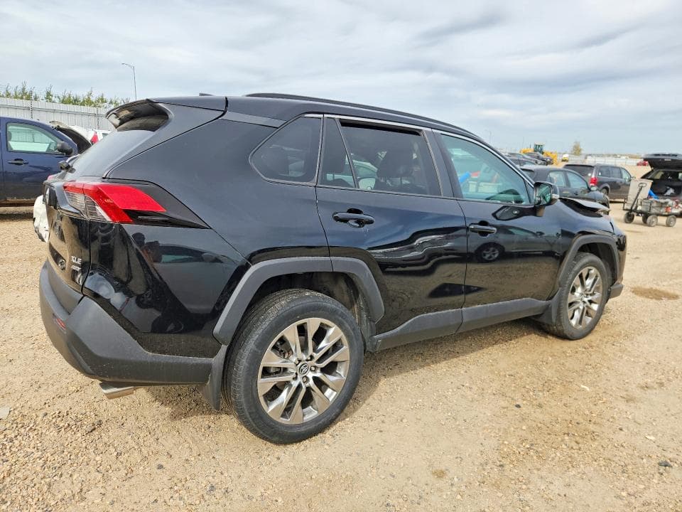 2020 TOYOTA RAV4 XLE 3