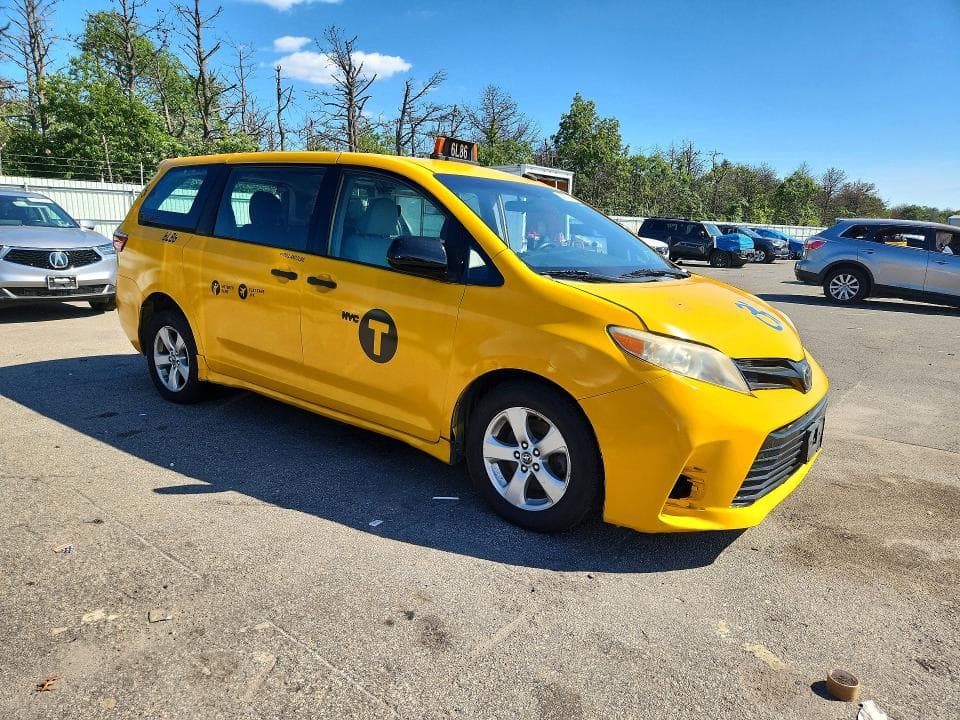 2018 TOYOTA SIENNA L 4