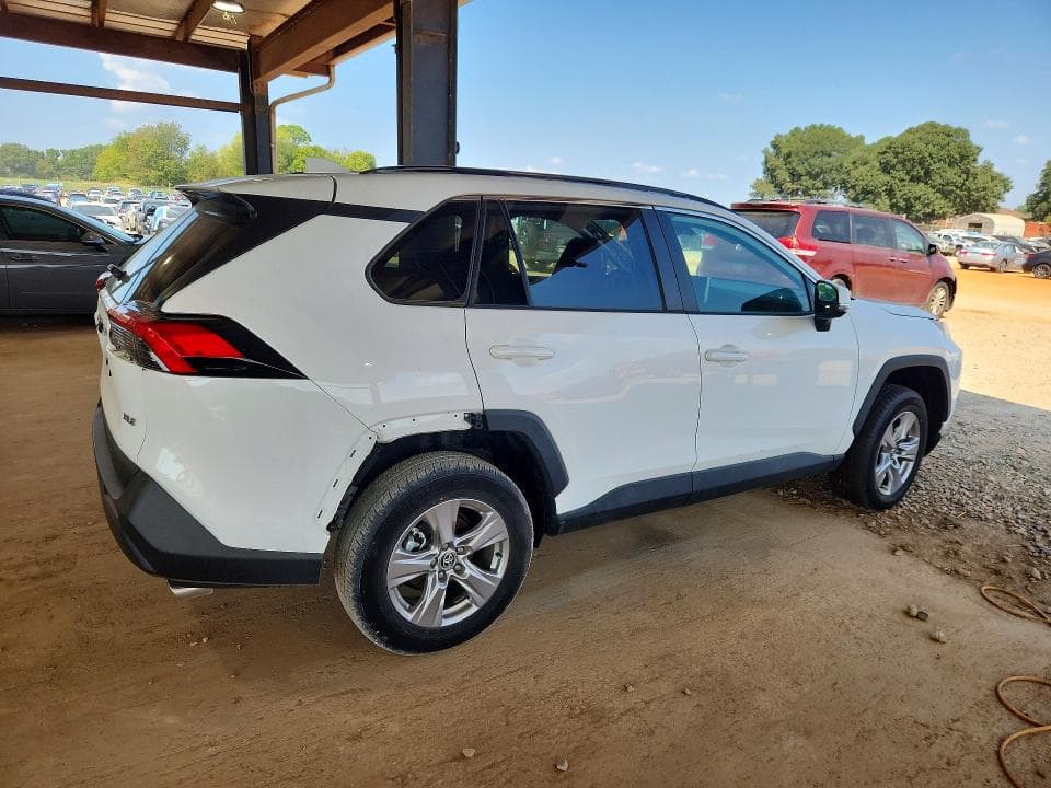 2023 TOYOTA RAV4 XLE 3