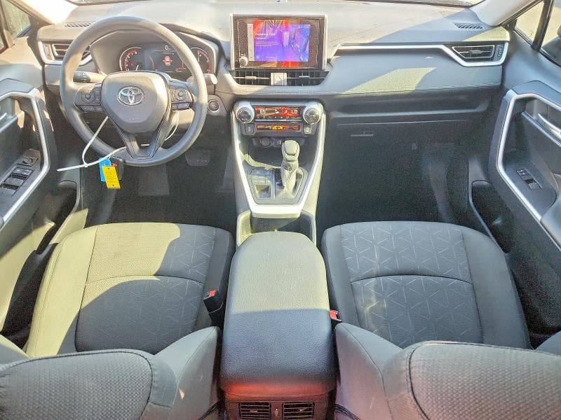 2025 TOYOTA RAV4 XLE 8