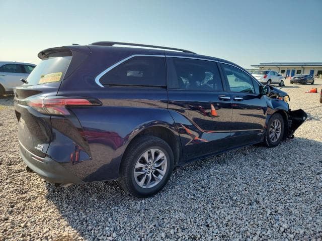2021 TOYOTA SIENNA XLE 3